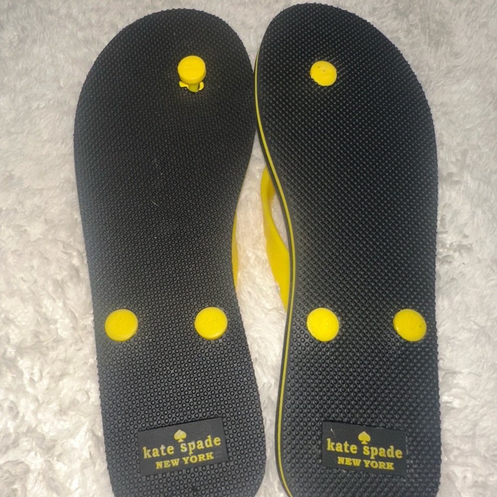NWOT KATE SPADEY yellow Apple-Print Flip Flops - Picture 4 of 6